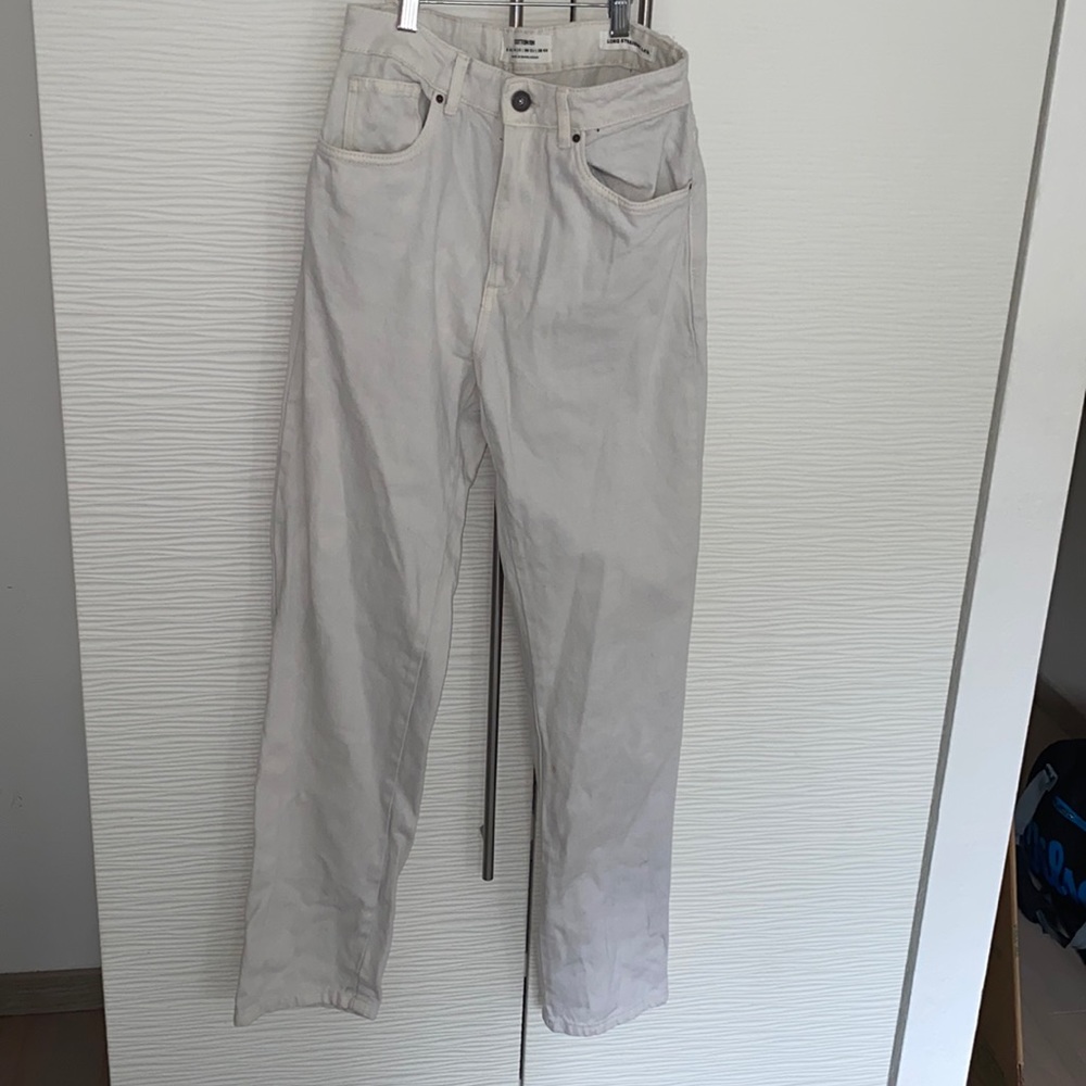 White cotton on straight leg jeans